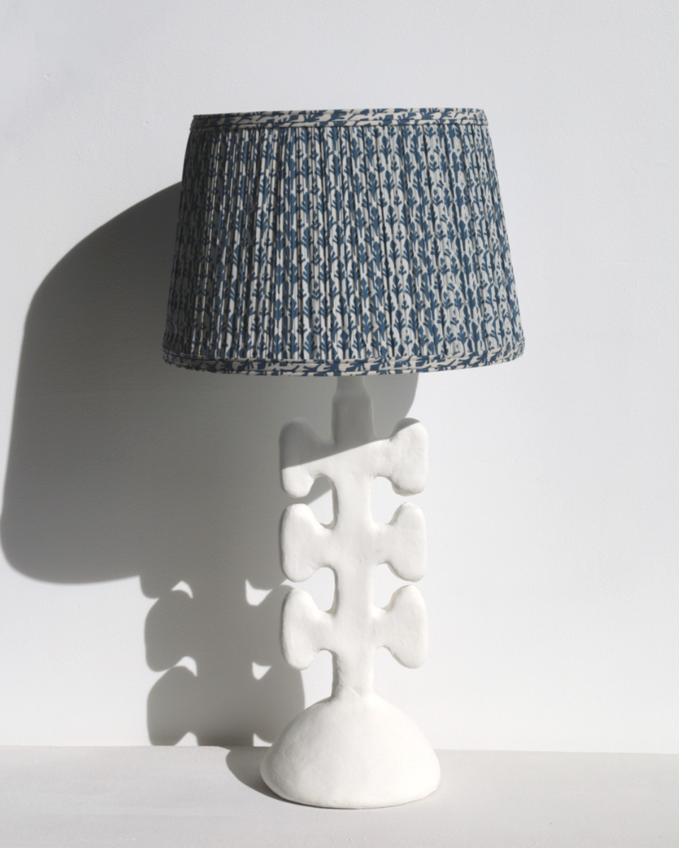 verwarring delicatesse mengsel fishbone sculptural plaster table lamp – öken house studios